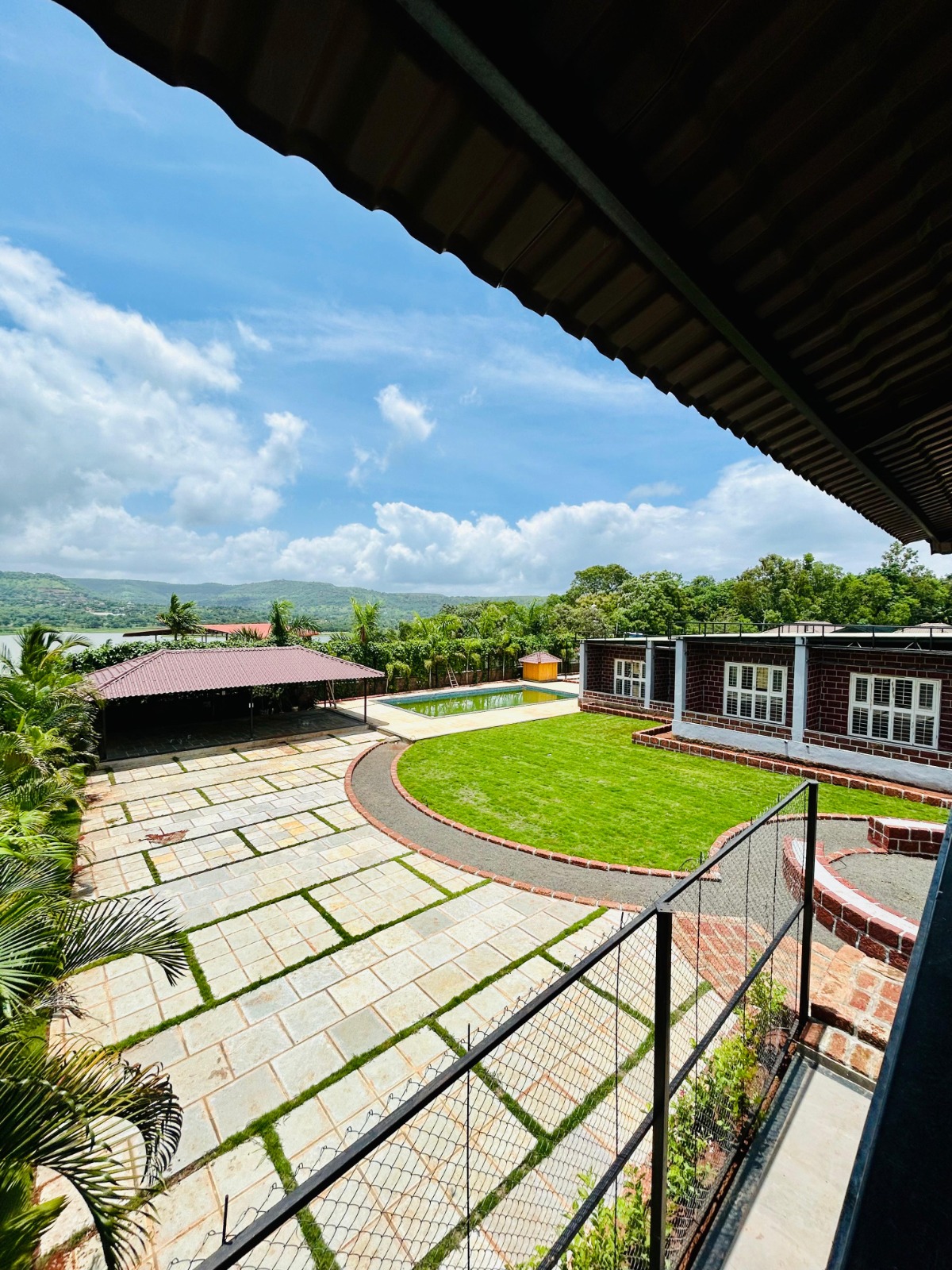 Palvi Resort sunset lawn